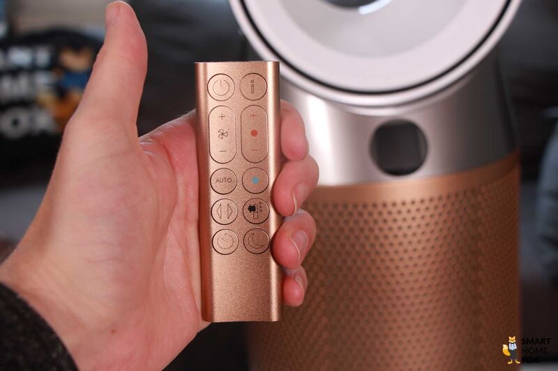 Die Fernbedienung des Dyson Purifier Hot+Cool Formaldehyde HP09 wird in der Hand gehalten und ist in der Mitte gebogen.